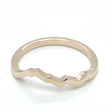 Load image into Gallery viewer, 14k Yellow Gold Kings Peak Tracer Band